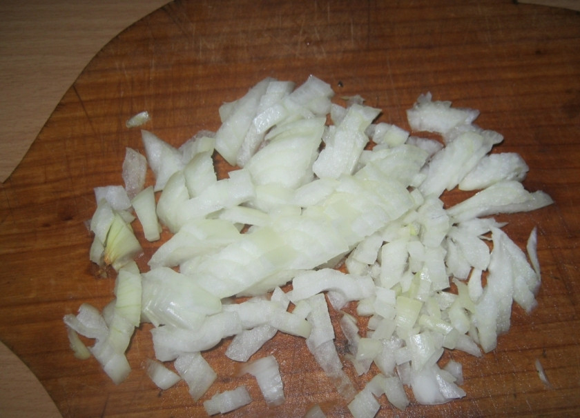 1. Этап. Вермишелевый суп без мяса: Лук тоже мелко режем.