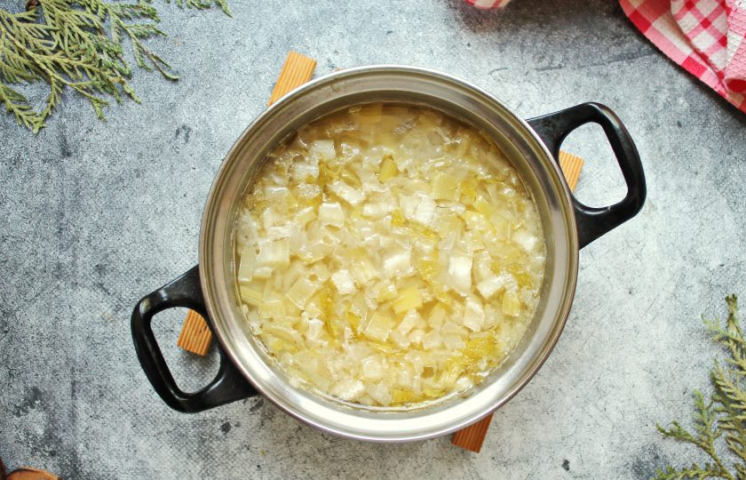 1. Этап. Суп из фенхеля и сельдерея: Влейте в кастрюлю куриный бульон и варите на среднем огне в течение 20-25 минут, до готовности овощей.