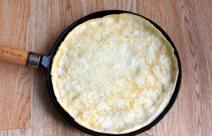 1. Этап. Блинный салат с колбасой: Тщательно смешайте яйца с мукой и маслом, посолите и веничком взбейте до однородности. Испеките 3-4 блинчика на хорошо разогретой сковороде. Остудите.