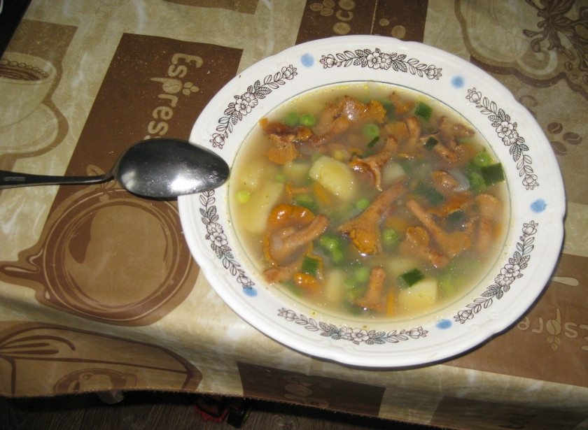 1. Этап. Суп грибной с лисичками: Перед подачей на стол добавим мелко нарезанный укроп или петрушку по вкусу. Суп очень вкусный и со сметаной, и без, тут уж на любителя. Приятного аппетита!