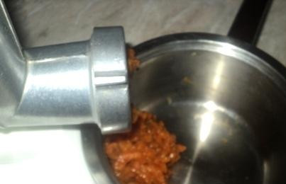 1. Этап. Пирог с урюком: Затем пропустить урюк через мясорубку, добавить сахар и хорошенько перемешать. Оставить настаиваться.