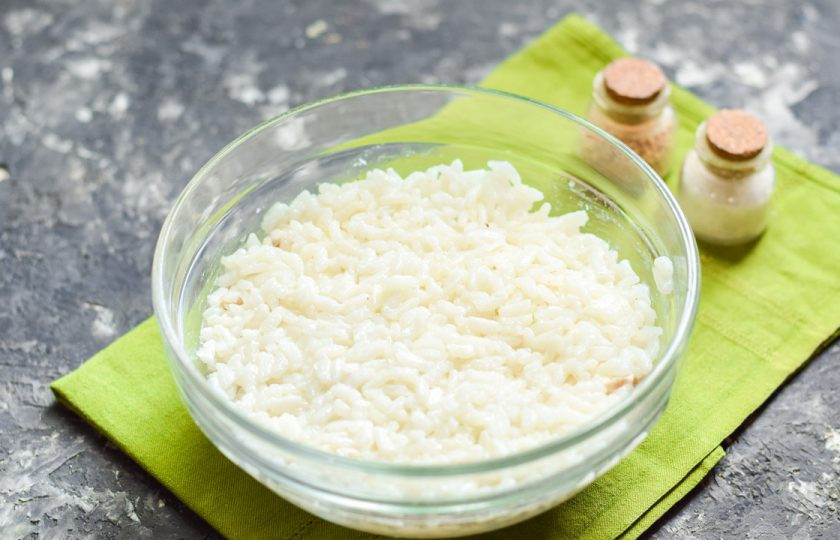 1. Этап. Салат Необыкновенная нежность: Следующим слоем выложите вареный рис.