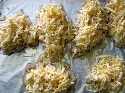 1. Этап. Отбивные с ананасом: 3. Противень для запекания застилаем фольгой, выкладываем обжаренные кусочки филе, затем смазываем майонезом, сверху выкладываем ананас (можно нарезать кусочками или положить колечками). На ананас выкладываем натертый твердый сыр. Выпекаем в духовке при 180 градусах 20-30 минут.