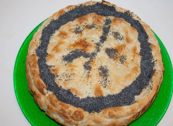 1. Этап. Пасхальный пирог со шпинатом и рикоттой: 5. Выпекайте пирог до готовности в духовке, предварительно разогретой до температуры 140 градусов. По желанию, украсьте горячий пирог маком.