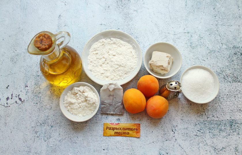 1. Этап. Несдобные пирожки: Подготовьте все необходимые ингредиенты для приготовления несдобных пирожков. Абрикосы тщательно вымойте и обсушите.