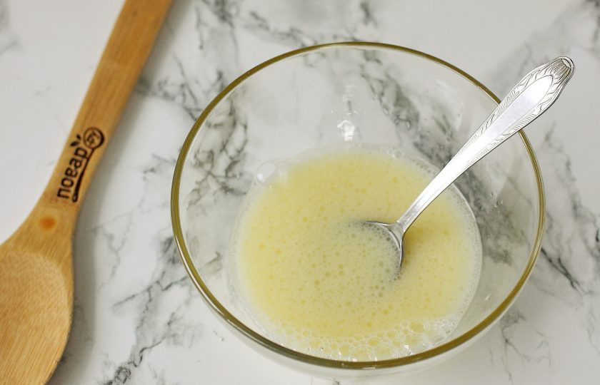 1. Этап. Ханум в мультиварке: В глубокой миске соедините яйцо и воду. Добавьте 1 ст.л. растительного масла и 0,5 ч.л. соли. Перемешайте.