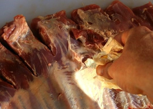 1. Этап. Копченые ребра: 1. Ребрышки вымойте, обсушите и очистите при необходимости от пленок и лишнего жира.