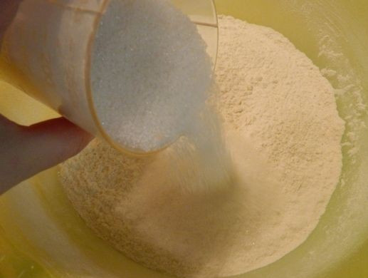 1. Этап. Пирог с яблочным джемом: 3. Следом всыпьте крахмал и сахар.