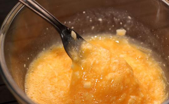 1. Этап. Фриттата: Смешиваем тертый сыр с яйцами, хорошенько перемешиваем.