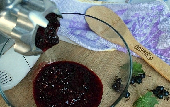 1. Этап. Варенье из смородины через мясорубку: Смородину пропустите через мясорубку, добавьте сахар, перемешайте.
