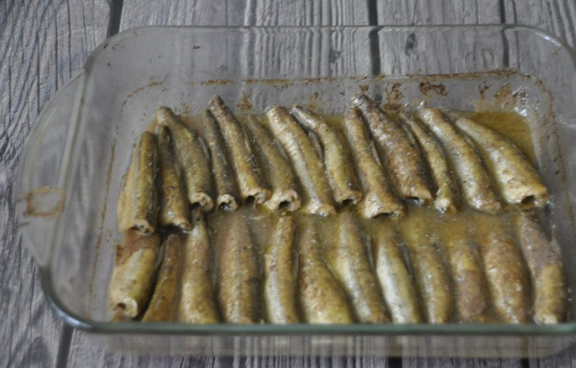 1. Этап. Шпроты из корюшки в домашних условиях: Достаньте из духовки готовые шпроты, если рассола осталось много, его следует слить. Остудите до комнатной температуры.