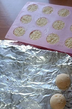 1. Этап. Конфеты А-ля Баунти: Примерно через 3 часа достала их из морозилки, - из силиконовой формы очень легко их извлечь