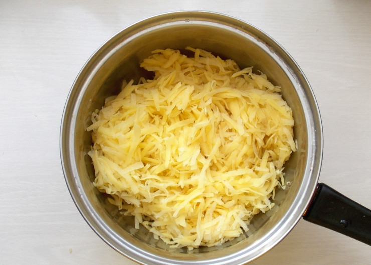 1. Этап. Куриное филе в картофельной шубке: Картофель натрите на крупной терке. Положите в ткань и хорошенько отожмите сок.