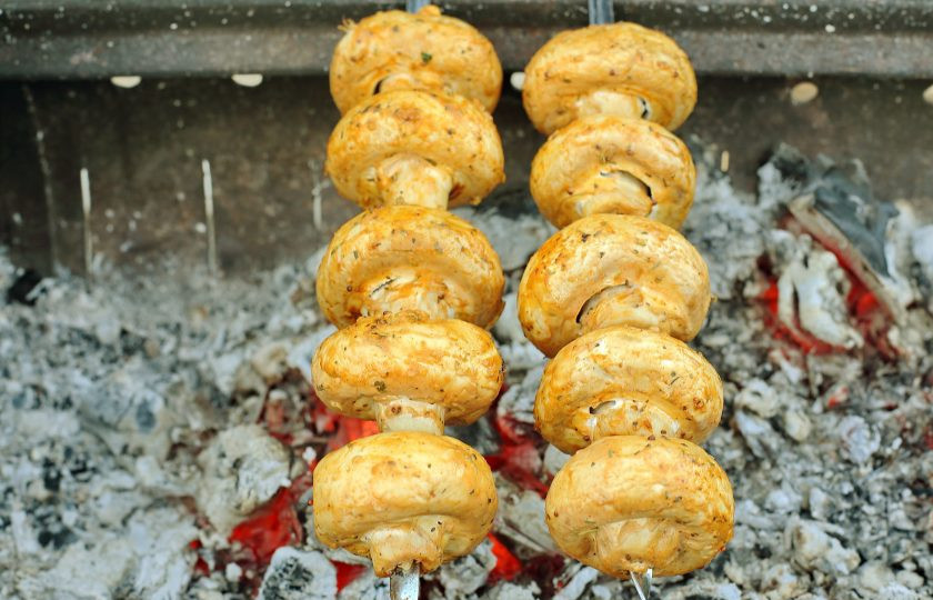 1. Этап. Маринад для шампиньонов на мангале: Дальше все просто. Нанизываем грибы на шампуры или выкладываем на решетку. Жарьте до готовности периодически переворачивая.