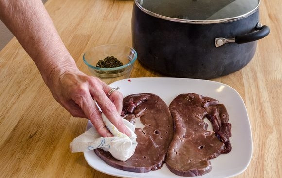 1. Этап. Печень в духовке: 2. После обсушите бумажным полотенцем и при необходимости удалите пленки. Что касается нарезки, то тут вы можете сделать крупные тонкие кусочки или нарезать средними кубиками, например.