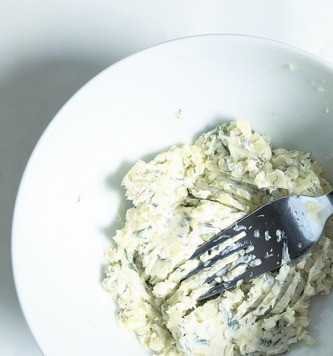 1. Этап. Нежные утиные ножки с ароматным маслом: Перемешать до однородности.