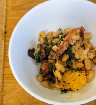 1. Этап. Салат из моркови, апельсина, кунжута, фасоли: В отдельной ёмкости жарить кунжутные семена 2 минуты. К ним добавить семена зиры. Жарить ещё одну минуты. Смешать их с оставшимся оливковым маслом и половиной ложкой соли. В салатницу выложить пасту тахинную, смешанную с соком оставшегося апельсина и 80 мл воды. В эту жидкость погрузить морковь, апельсины и фасоль. Сверху дополнить кунжутной смесью. Можно подавать. Приятного аппетита.