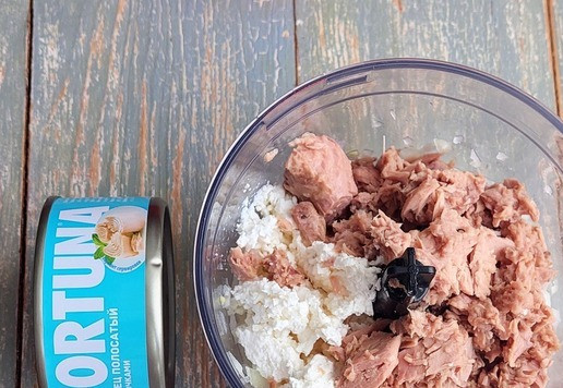 1. Этап. Кутабы с творогом и тунцом: Далее добавить творог, тунец, предварительно слив жидкость из баночки. Измельчить до однородной массы.