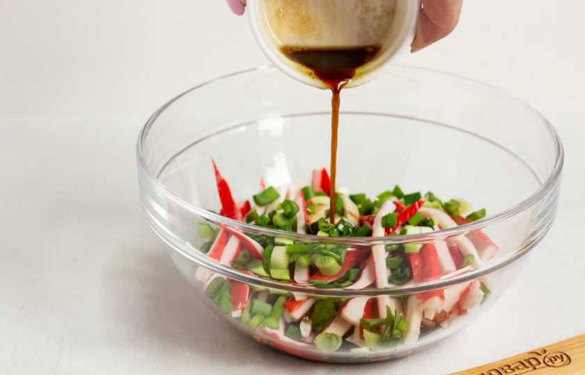 1. Этап. Салат Лайт: Заправьте соусом. Для соуса смешайте лимонный сок, растительное масло, соевый соус, щепотку соли и щепотку сахара. Оставьте палочки с луком мариноваться в соусе 15-20 минут.