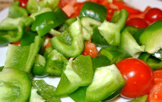 1. Этап. Курица на шпажках с овощами: 6. Нарезаем овощи. Мясо, лук и овощи, чередуя, нанизываем на шпажки.