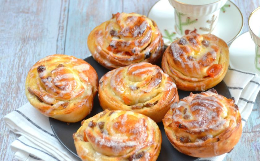 1. Этап. Канадские булочки: Нанесите шоколадную глазурь на булочки, дайте ей немного стабилизироваться. Приятного аппетита!