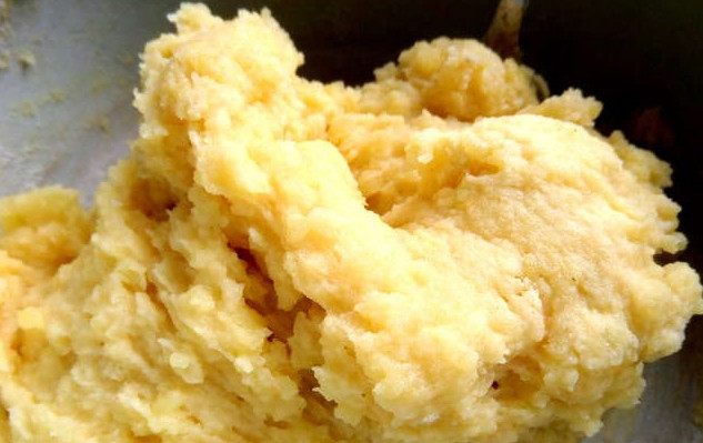 1. Этап. Картофляники с печенкой: Картофельное тесто отложите в сторону. Займемся начинкой.