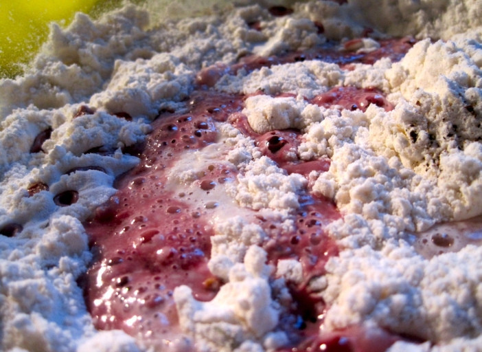 1. Этап. Хлеб с красным вином: Просеиваем в миску все сухие ингредиенты, туда же добавляем жидкую смесь.