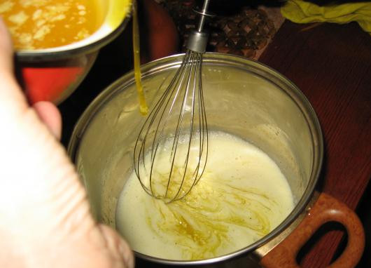 1. Этап. Соус для рыбы на пару: Вливаем растопленное сливочное масло.