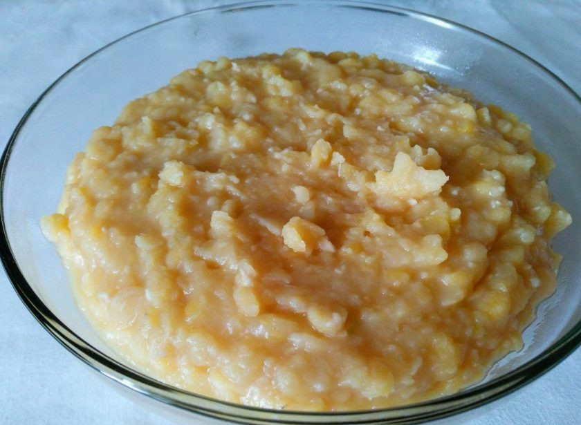 1. Этап. Постные гороховые пирожки: Выложите готовое гороховое пюре в глубокую миску и дайте ему немного остыть.