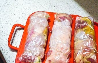 1. Этап. Рулет из филе индейки в духовке: Готовые полуфабрикаты выложите на противень и выпекайте в духовом шкафу при температуре 170 градусов на протяжении 50 минут. Подавайте рулетики с зеленью и любым гарниром на выбор.