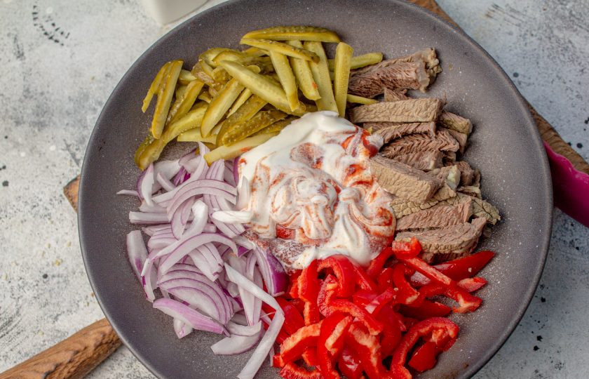 1. Этап. Салат «Садаф»: Добавьте соус в салатник и заправьте салат.