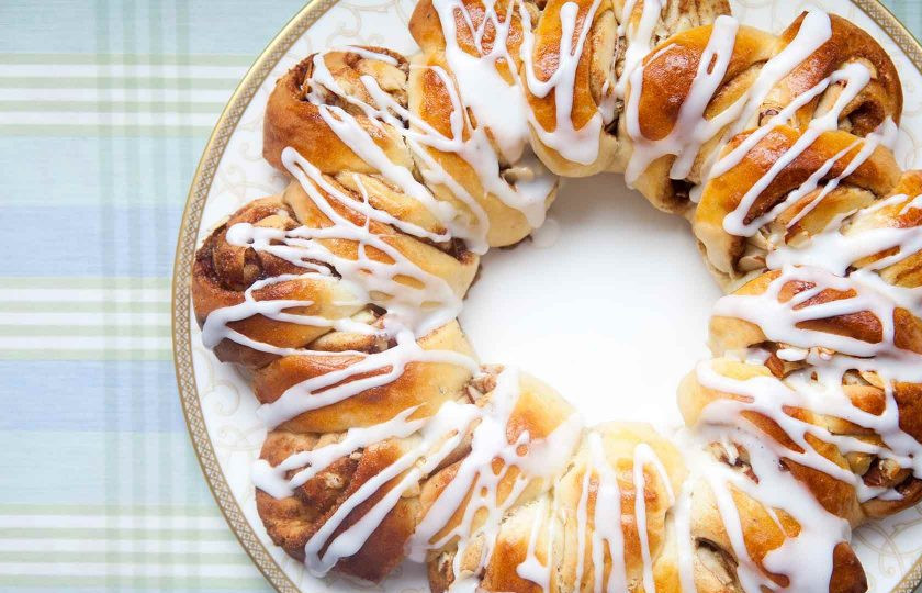 1. Этап. Шведский кекс: 8. Смешайте сахарную пудру и 1 столовую ложку воды, получившейся глазурью украсьте выпечку и подавайте к столу.