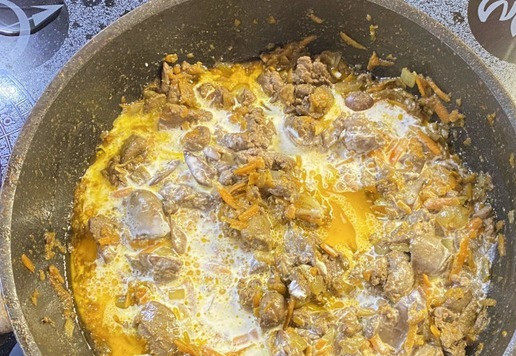 1. Этап. Закуска Грибочки: Затем влейте коньяк, перемешайте и потушите 5 минут. После этого влейте сливки, перемешайте и потушите еще 7 -10 минут.