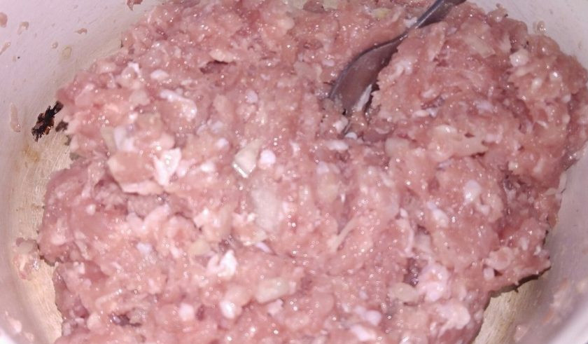 1. Этап. Суп с куриными фрикадельками и овощами: 2. У меня было 2 окорочка, я из них сделала фарш. Если у вас нет времени, но есть уже готовый фарш, еще лучше! Времени на приготовление такого супчика понадобится всего 40 минут.