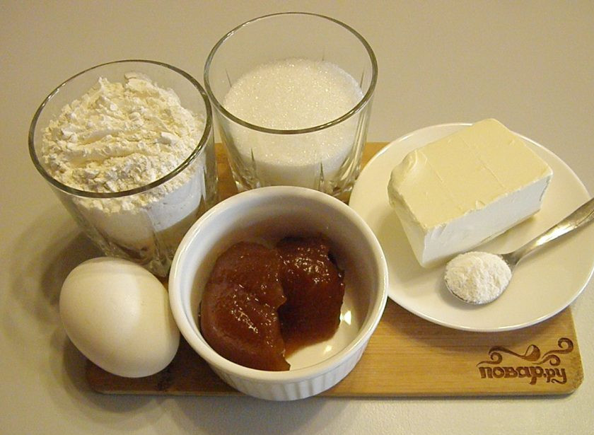 1. Этап. Пряники на скорую руку: 1. Подготовьте продукты для пряников. Мед берите любой: цветочный, подсолнечниковый, гречневый и т.д. Так как пряники были ориентированы на детей, специй тут нет. Можно добавить смесь молотой корицы, мускатного ореха, гвоздики и ванилин. Или купите готовый набор специй для пряников.