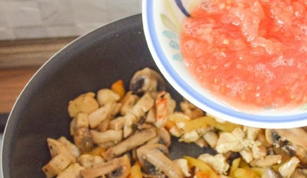 1. Этап. Соба с курицей и овощами: Влейте помидор на сковороду и тушите блюдо под крышкой на медленном огне в течение 4-х минут.