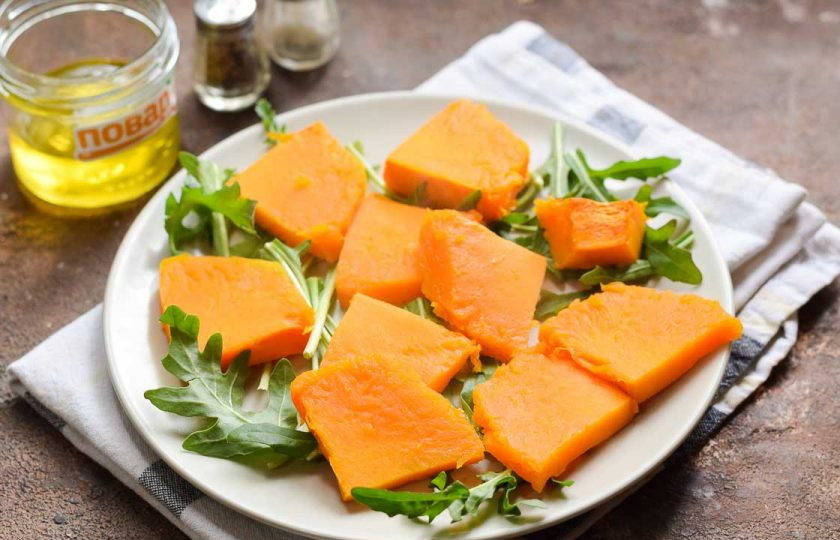 1. Этап. Салат с тыквой и брынзой: Рукколу ополосните и просушите, выложите на тарелку. Тыкву нарежьте небольшими кусочками, добавьте на тарелку.