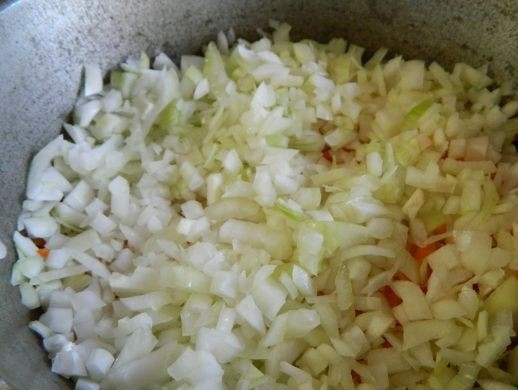 1. Этап. Паштет из говяжей печени с морковью и луком: 7. Отправляем ее в сковороду к маслу и печени, затем очищаем лук, нарезаем его кубиком и также отправляем в сковороду.