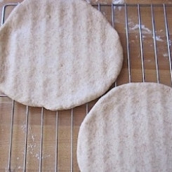 1. Этап. Пита: Разогреваем духовку до 260 градусов. Кладем лепешку на решетку (у меня на решетку помещается две лепешки). Когда духовка будет полностью разогрета, ставим питу запекаться.