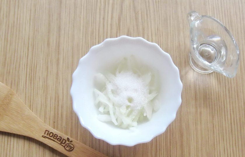 1. Этап. Салат с кальмарами и маринованным луком: Влейте уксус 9%.