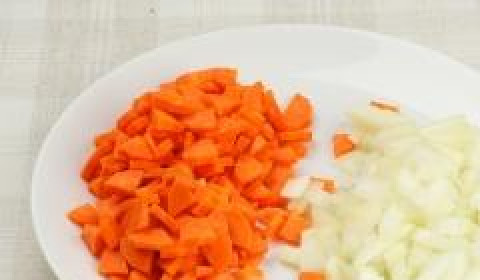 1. Этап. Каша из красной чечевицы с карри: Лук нарезаем кубиками, морковь - не небольшие кусочки.