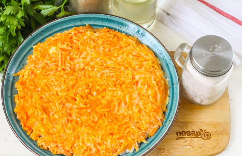 1. Этап. Селедка под шубой по Дюкану: Затем добавьте слой натертой отварной моркови. Желательно все слои пробовать на соль перед выкладыванием.