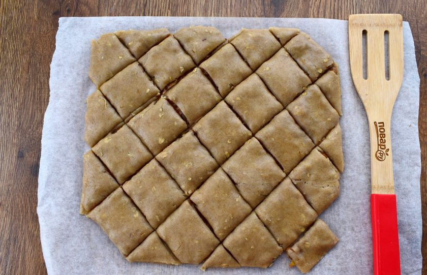 1. Этап. Ржаное пирожное постное: Сверху положите второй пласт теста. Разрежьте острым ножом на одинаковые ромбики или прямоугольники. Отправьте в разогретую духовку на 30 минут.