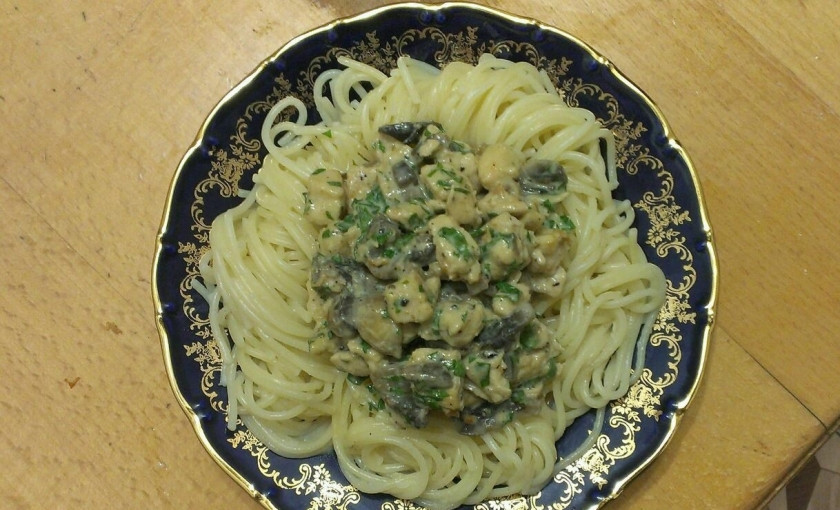 1. Этап. Вешенки с вермишелью: Вермишель выкладываем на тарелку, поливаем грибной начинкой. Блюдо готово! Приятного аппетита!