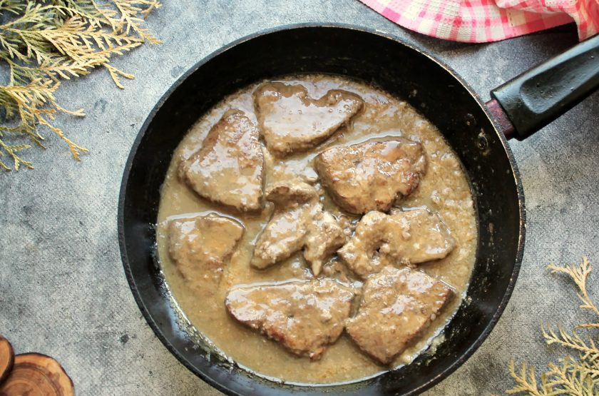 1. Этап. Говяжья печень в банановом соусе: Переверните печень и готовьте еще 5 минут. Готовую печень снимите с огня и сразу подавайте к столу.