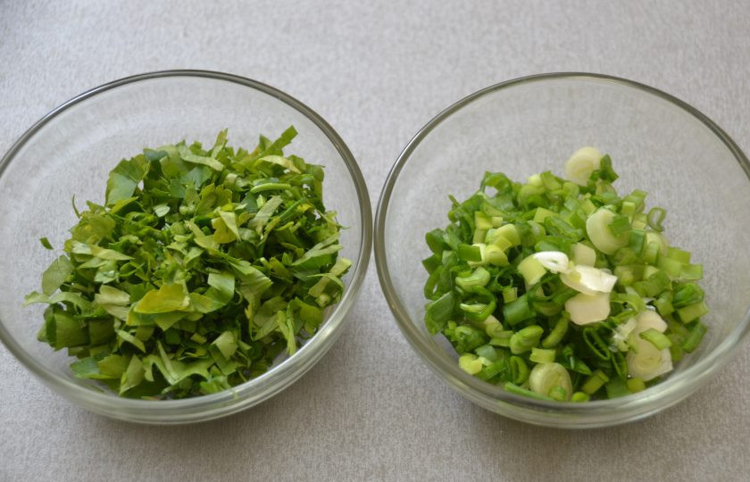 1. Этап. Суп с лапшой по-татарски: Для подачи мелко порежьте зеленый лук и петрушку.