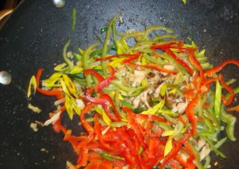 1. Этап. Кальмары в воке: Выкладываем в вок имбирь, чеснок, лук, грибы и перец. все время перемешивая, жарим примерно 2 минуты.