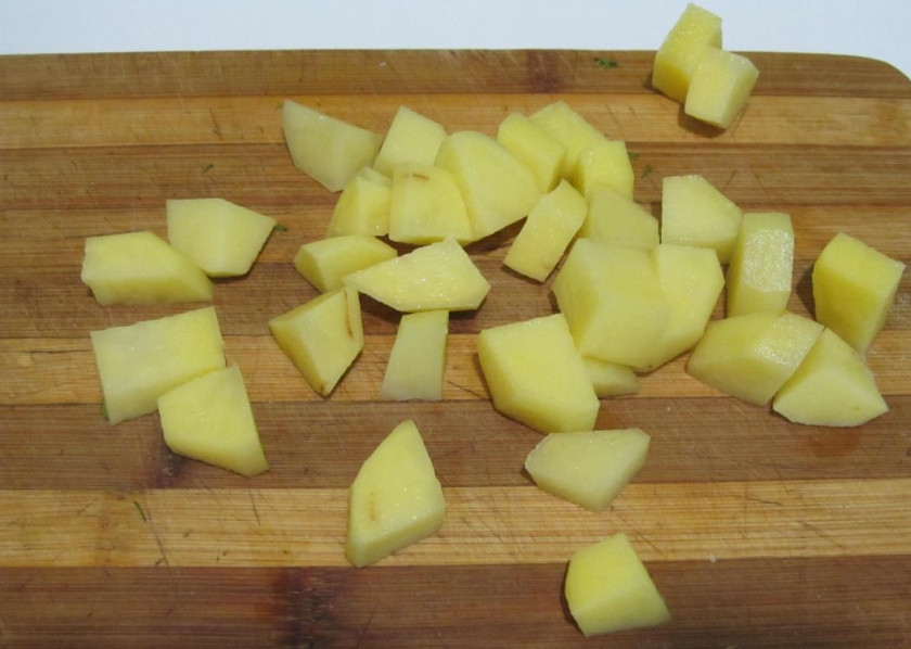 1. Этап. Суп вермишелевый с грибами: Тем временем займемся овощами. Картофель порежьте кубиками.