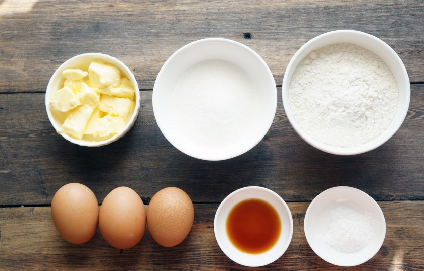 1. Этап. Масляный бисквит: Подготовьте все необходимые ингредиенты.