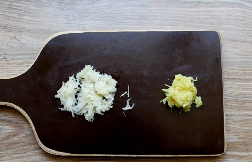 1. Этап. Курица по-тайски в кокосовом молоке: Имбирь и чеснок очистите и натрите на мелкой терке.